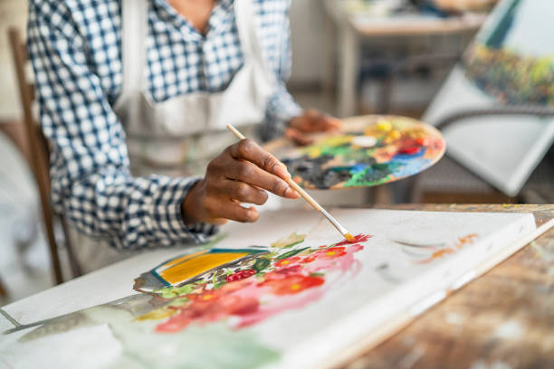 artiste féminin travaillant dans le studio - artsy photos et images de collection