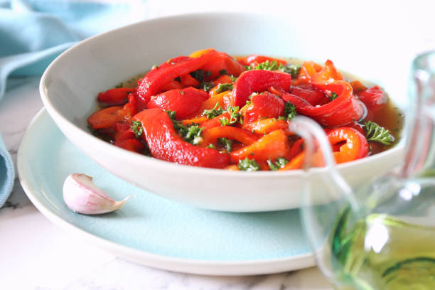 gemüsesalat: gebratene paprika, petersilie und knoblauch - green bell pepper stock-fotos und bilder