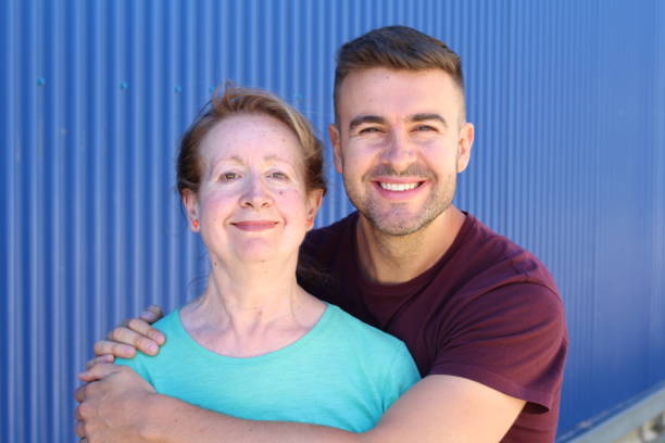 portrait de mère et de fils ensemble - spanish culture couple family latin american and hispanic ethnicity photos et images de collection