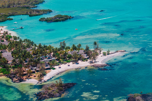 Resort de lujo en Mauricio, vista aérea tomada durante el vuelo en helicóptero photo