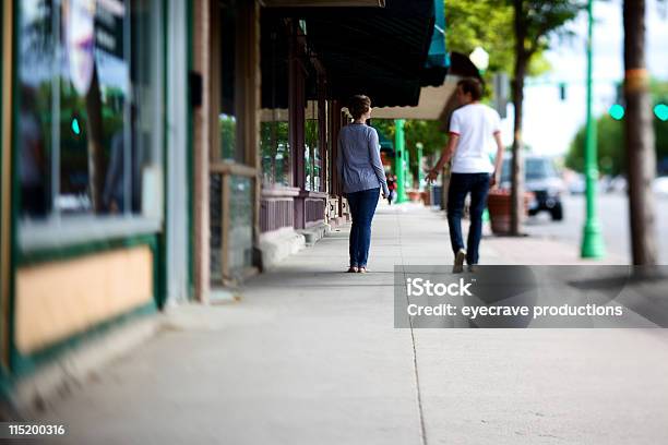 Ciudad Pequeña Teen Resúmenes Foto de stock y más banco de imágenes de Ciudad pequeña estadounidense - Ciudad pequeña estadounidense, Adolescente, Adulto joven