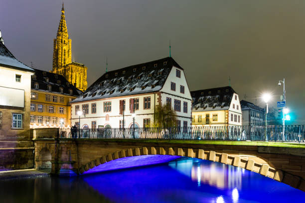 strasburgo di notte in francia - strasbourg france cathedrale notre dame cathedral europe foto e immagini stock