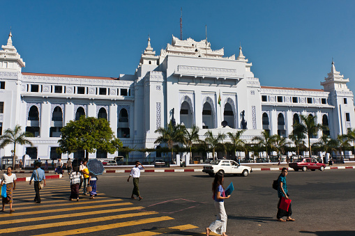 A fine example of syncretic Burmese architecture, featuring traditional tiered roofs called pyatthat, and was designed by Burmese architect U Tin. Construction began in 1926 and ended in 1936. The city hall occupies the former site of the Ripon Hall.