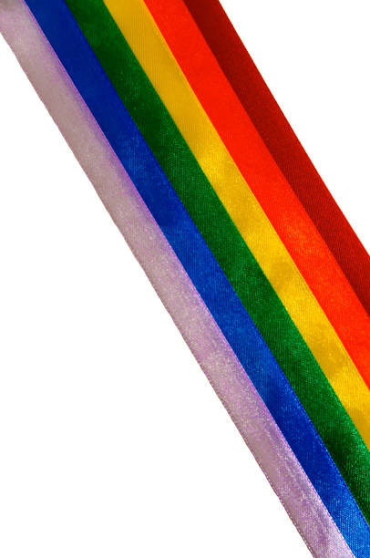 drapeau de fierté arc en ciel doublé de rubans colorés sur fond blanc - multi colored ribbon rainbow gay pride flag photos et images de collection