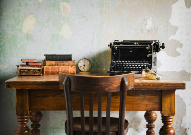 retro typewriter desk - typewriter writing retro revival old fashioned imagens e fotografias de stock