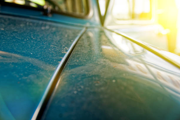 польский кузов автомобиля с легким отражением, солнечный кролик на старом старинном автомобиле, бизнес-концепция - vehicle door textured effect side view sunlight стоковые фото и изображения