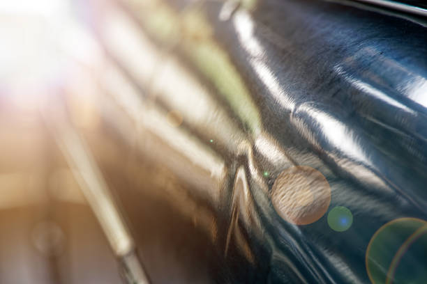 польский кузов автомобиля с легким отражением, солнечный кролик на старом старинном автомобиле, бизнес-консепт - vehicle door textured effect side view sunlight стоковые фото и изображения