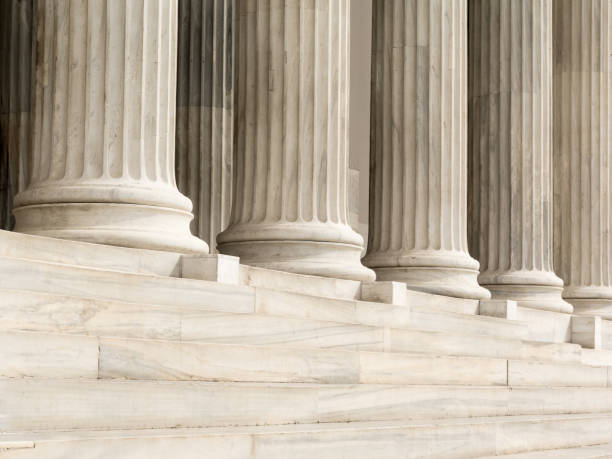 архитектурная деталь мраморных ступеней и ионных колонн порядка - legal system courthouse law justice стоковые фото и изображения