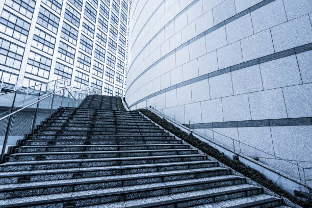 distretto degli affari shinbashi di tokyo - shimbashi district skyscraper building exterior low angle view foto e immagini stock