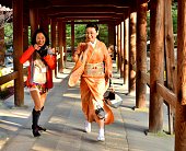 京都東福寺で着物ジャンプ/ランニングをする日本人女性