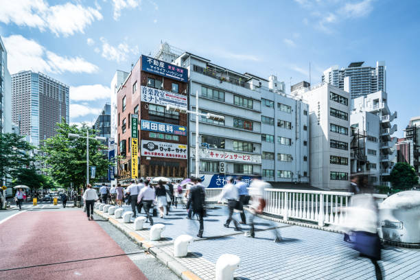 일본 도쿄의 아침 러시 아워 동안 빠른 흐림 효과를 내는 비즈니스 및 사무 근로자 - shiodome urban scene blurred motion tokyo prefecture 뉴스 사진 이미지