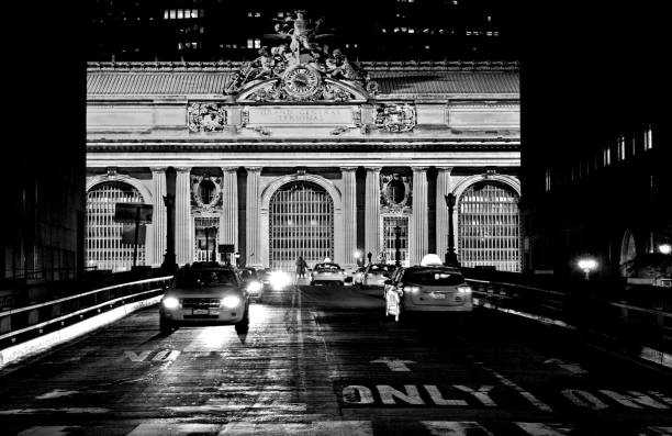 scena nocna w nowym jorku z ruchem taksówek przed wejściem do dworca grand central terminalu. centrum manhattanu - manhattan new york city urban scene midtown manhattan zdjęcia i obrazy z banku zdjęć