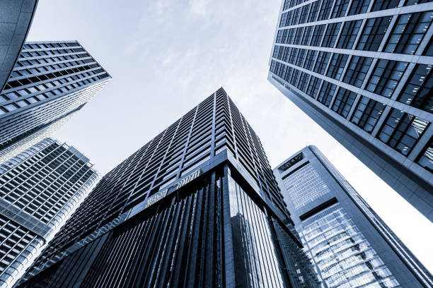 grattacieli e cielo blu - shimbashi district skyscraper building exterior low angle view foto e immagini stock