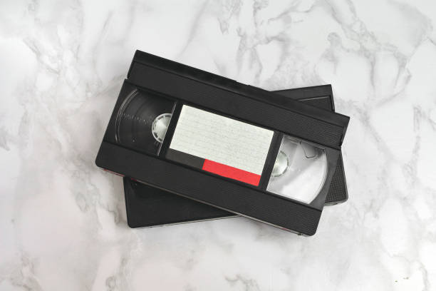 ビデオ vhs のレトロなヴィンテージカセットテープ70年代、80年代、90年代のスタイルのピンクの背景 - vcr video cassette tape video television ストックフォトと画像