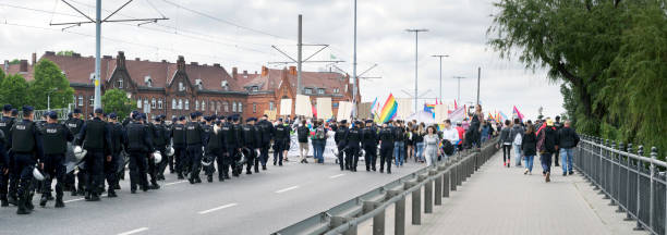 guardia de policía lgbt en europa. - lesbian gay man rainbow multi colored fotografías e imágenes de stock