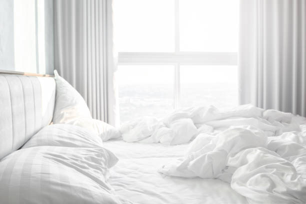 camera da letto confortevole, lenzuola disordinate e piumone con rughe disordinate in camera da letto - bed messy empty sheet foto e immagini stock
