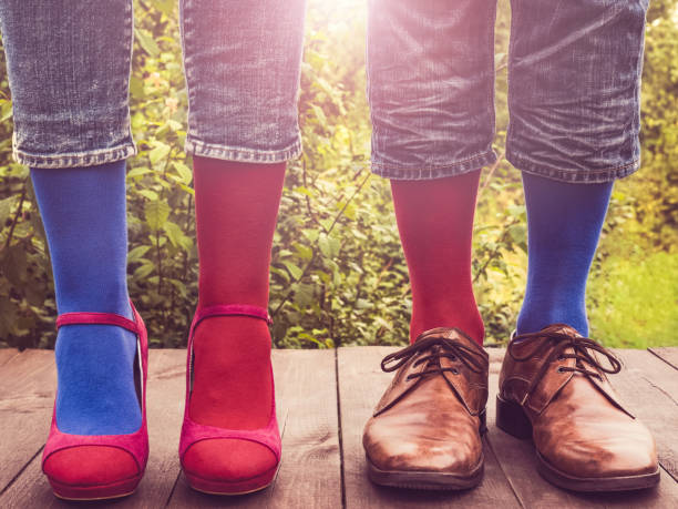 gambe da uomo e da donna, calzini luminosi. primo piano - sole of foot human foot women humor foto e immagini stock