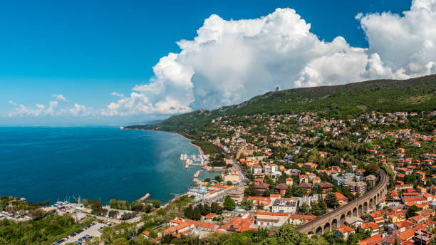 vue panoramique sur la belle ville de trieste en italie - trieste photos et images de collection