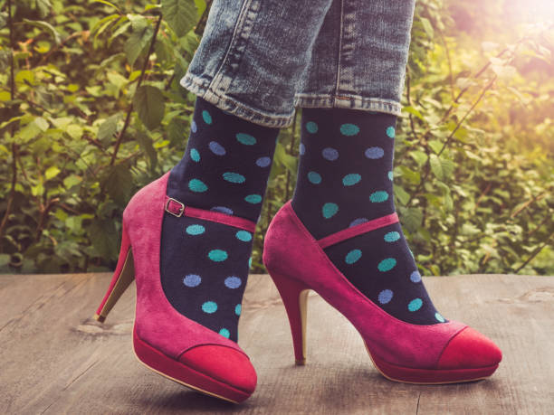 gambe da donna, calzini luminosi. concetto di stile - sole of foot human foot women humor foto e immagini stock