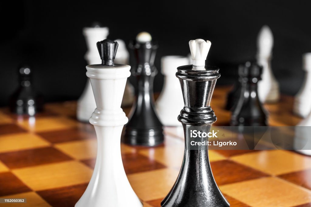 Foto de Dois Reis Do Chess No Fundo Do Tabuleiro De Xadrez Com Chess Feche  e mais fotos de stock de Branco - iStock