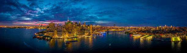 воздушная панорама нью-йоркского скайлайна ночью - brooklyn bridge new york city angle brooklyn стоковые фото и изображения