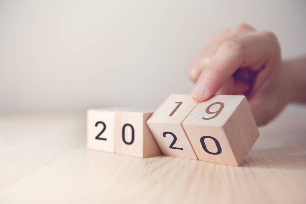 cambio manual de cubos de madera con año nuevo 2019 a 2020 concepto. - 2019 fotografías e imágenes de stock