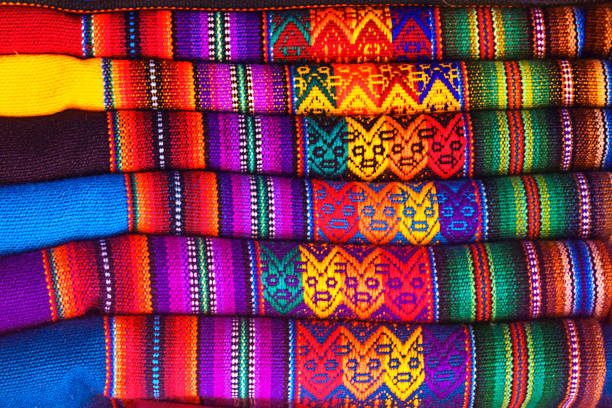 péruvien traditionnel coloré artisanat tissu textile natif au marché à machu picchu, l’un des sept nouvelles merveilles du monde, région de cuzco pérou, amérique du sud. - new seven wonders of the world photos et images de collection