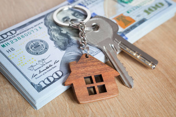 real estate investing concept. amerikaanse dollar, contant geld of huisvesting. toetsen close-up - rental stockfoto's en -beelden