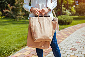 junge-frau-die-einkaufspapiertaschen-im-