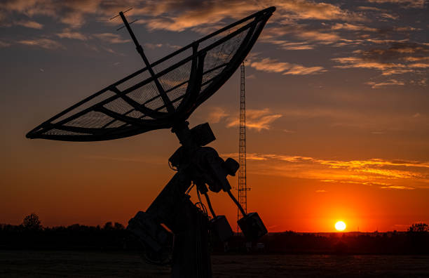 Sonnenuntergang in einem verlassenen Radiosender – Foto