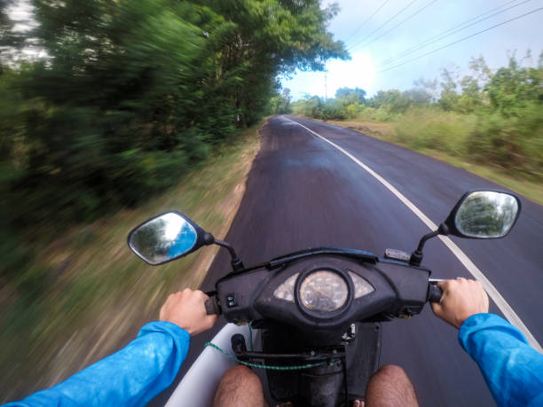 homem que monta um velomotor em bali - motorcycle handlebar road riding - fotografias e filmes do acervo