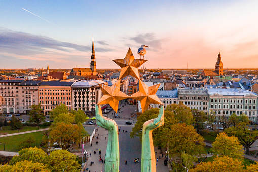 vista al atardecer sobre Riga por la estatua de la libertad - Milda photo