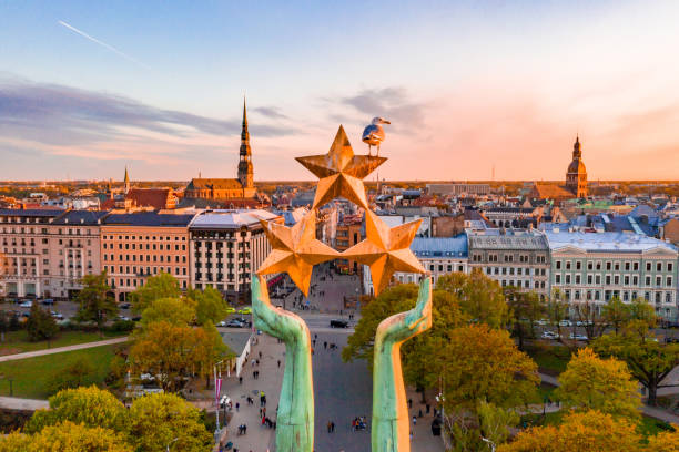 opinião do por do sol sobre riga pela estátua da liberdade-milda - riga baltic countries europe night - fotografias e filmes do acervo