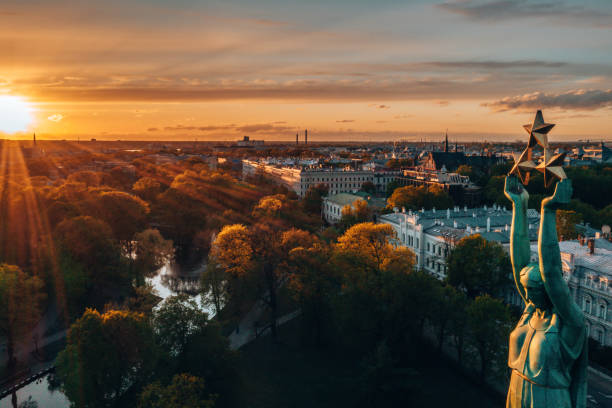 vista al tramonto su riga vicino al parco centrale - daugava river foto e immagini stock