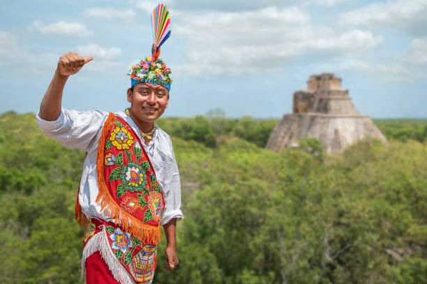 メキシコ出身のパフォーマーの笑顔の肖像画。 - veracruz ストックフォトと画像