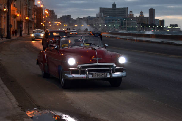 황혼 동안 하바나에서 거리에서 운전 하는 오래 된 택시 자동차 - chevrolet havana cuba 1950s style 뉴스 사진 이미지