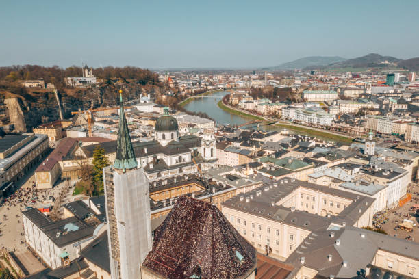 bellissima vista aerea della città di salisburgo. - lake amadeus foto e immagini stock