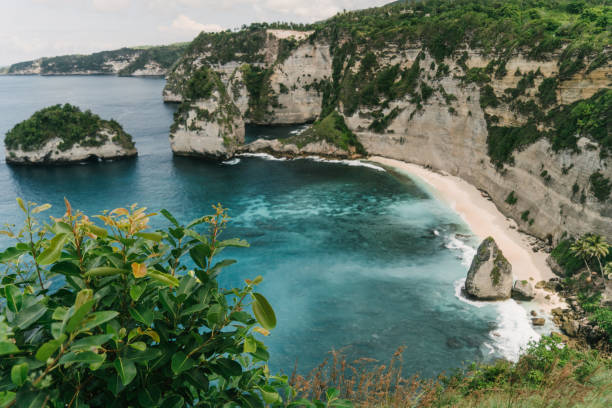 vista panorámica de la playa diamond white en nusa penida - nusa lembongan fotografías e imágenes de stock