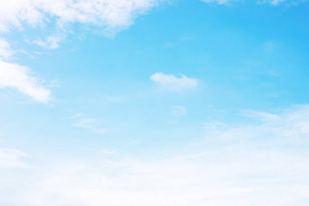 青空の背景と白い雲ソフトフォーカス、およびコピースペース - 青 ストックフォトと画像