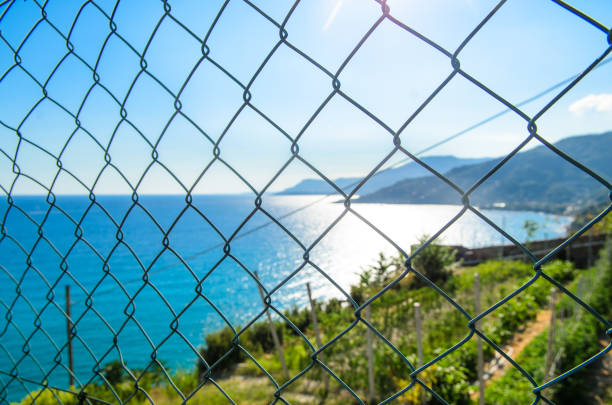 ヴェンティミーリア、イタリア。山と海の景色を眺めることができます。フランスとの国境、コート・デ・アズール - cote de azure ストックフォトと画像