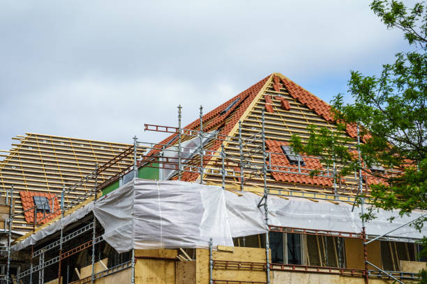 techo trabajo en la parte superior de la construcción con ventana exterior del techo - roof repairing roofer chimney fotografías e imágenes de stock