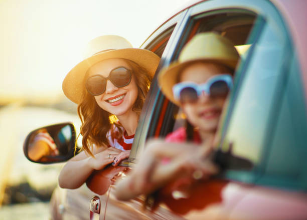 familia feliz madre y niña va a viaje de verano en coche - 11160 fotografías e imágenes de stock