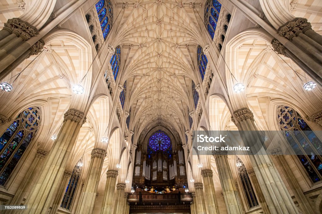 El Interior De La Catedral De San Patricio En Manhattan Nueva York Foto de  stock y más banco de imágenes de Iglesia - iStock