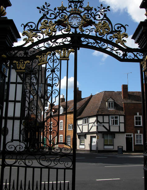 las puertas de la abadía de tewkesbury - tewkesbury abbey fotografías e imágenes de stock