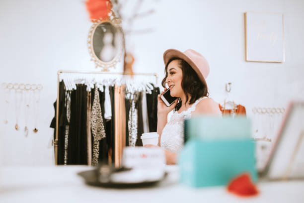 latina boutique store owner hard à work - boutique store owner latin american and hispanic ethnicity photos et images de collection