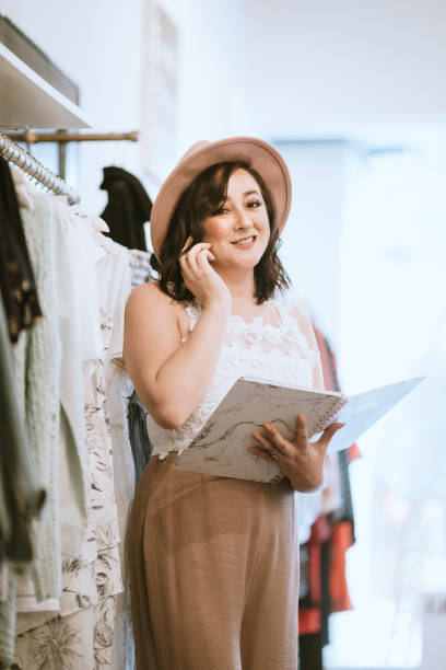 latina boutique store owner hard à work - boutique store owner latin american and hispanic ethnicity photos et images de collection