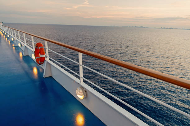 vista al mar desde el crucero - passenger ship sunset summer sun fotografías e imágenes de stock