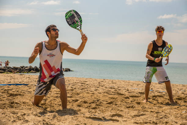 mans playing beach tennis - ténis desporto com raqueta imagens e fotografias de stock