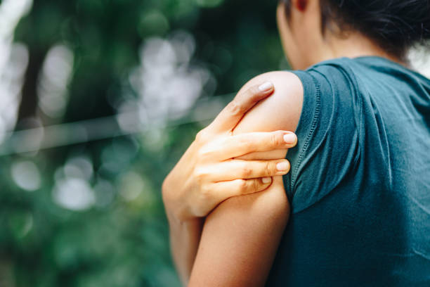 mujer con dolor en el hombro y la parte superior del brazo, dolor en el cuerpo humano, síndrome de la oficina, concepto de cuidado de la salud - shoulder fotografías e imágenes de stock