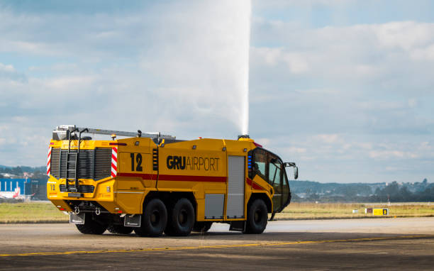 el camión de bomberos rosenbauer panther del aeropuerto gru bombea agua en el aeropuerto internacional de guarulhos, sao paulo, brasil 2019 - air vehicle airport fire department accident fotografías e imágenes de stock